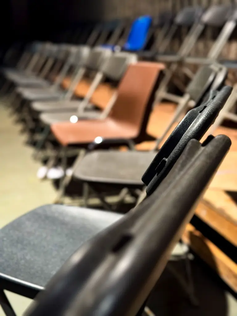 stoelen op een rij.webp